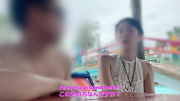 【水着美女ナンパセックス】「友達とはぐれちゃって&hellip_」プールで声かけてホテルに！可愛いって褒めまくったら中出しさせてくれた！