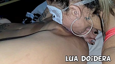 Levamos a loirinha magrinha pro motel pra fazer uma brincadeira gostosa a tres e o Jr gozou na minha boca pra eu beijar ela