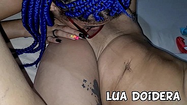 Levamos a loirinha magrinha pro motel pra fazer uma brincadeira gostosa a tres e o Jr gozou na minha boca pra eu beijar ela