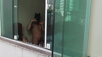 C&acirc_mera escondida flagrou o homem morcego tomando conta do garoto prod&iacute_gio