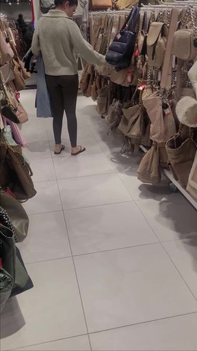 I Met a Girl in a Store, She Gave a Blowjob in the Locker Room for Pants