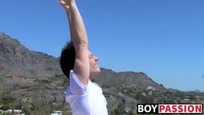 Flexible twink ends up jerking off after erotic stretching