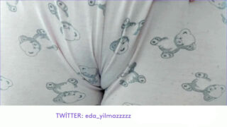 O mamă cu țâțe mari și naturale este o tânără asiatică MILF care primește un futai anal