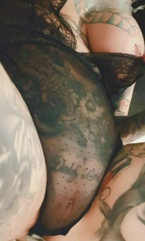 Milf rubbing pussy!!
