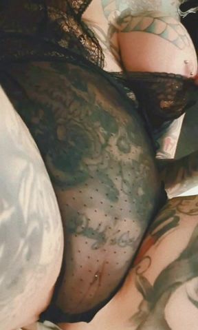 Milf rubbing pussy!!
