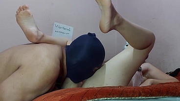 Estaba muy caliente e invité a mi vecino casado a chuparme la vagina y cola. Vecina caliente casada