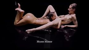 Muses Manor Combat entre Hélène & Sophie corps huilé