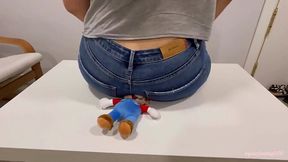 Curvy plushie fan enjoys a custom face-sitting video