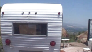 Аққұбалар Челси Зинн үлкен әтеш арқылы қарқынды анальный гангбангта ассфукациялады