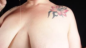 je me masse les seins avec l huile de massage recu dans mon calendrier de l ...
