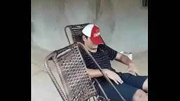 Loirinho da queijada em caminhoneiro sonolento as 15 da tarde, durante um Apocalipse Zumbi enquanto estavam isolados ao in&iacute_cio das tentativas de quarentena em ch&aacute_cara amaldi&ccedil_oada e fantasmag&oacute_rica.