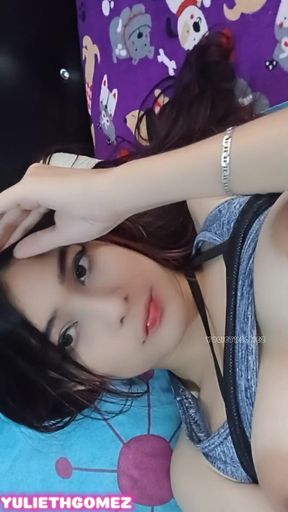 Yuliethgomez Makes a Video Call and Shows Her Tits to a Follower From Italy