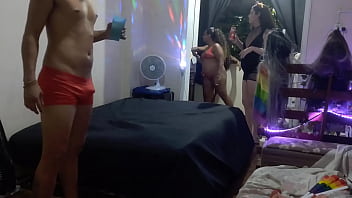 Fiquei pelado na festa todo babado com v&aacute_rias mulheres