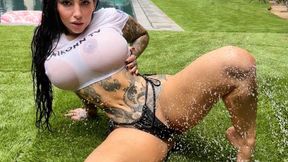 THICK BABE GETS WET AND TWERKS ON GRASS