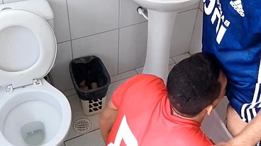 O PADASTRO ESPERA MINHA MÃE SAIR, PARA ME COMER DENTRO DO BANHEIRO DE CASA