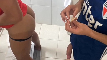 O PADASTRO ESPERA MINHA MÃE SAIR, PARA ME COMER DENTRO DO BANHEIRO DE CASA