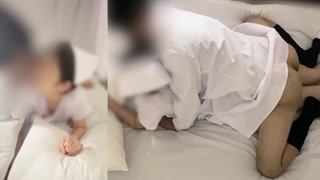 [New nurse has sex with a doctor at night shift] I couldn't stand the pleasure next  to the patient