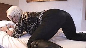 Hot loud farts in tight leggins - Quicktime