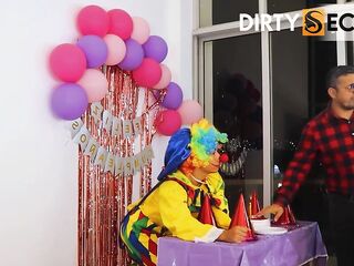 I SCREW THE CLOWN WITH THE BIGGEST THICK WANG AT MY BIRTHDAY PARTY.