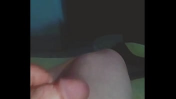 Dailey acariciando su verga a media luz