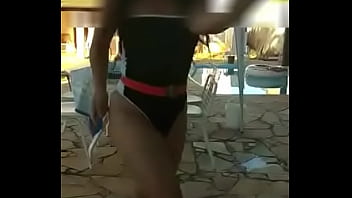 coroa amadora rebolando na piscina