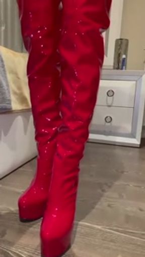 Mistress wirh strapon preparing for a season with slave