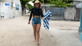 Marina Wetting Jeans shorts on Maldivian island bare foot