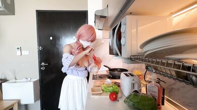 一边做早餐，一边做爱，嘴和阴道都要被满足