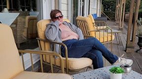 pas de soutif, gilet ouvert...je suis bien installee sur la terrasse de l ...