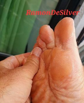 Master Ramon creams his divine feet. Do you want to lick and suck them, then apply to your master!