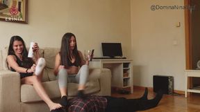 Dos amas humillan al esclavo con un fetiche de pies