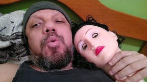 mostrando como e um cu e uma buceta de uma boneca inflavel