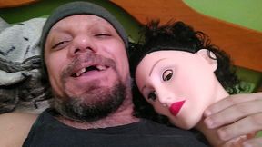 mostrando como e um cu e uma buceta de uma boneca inflavel