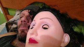 mostrando como e um cu e uma buceta de uma boneca inflavel