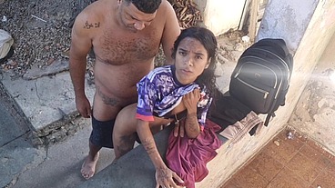Câmera externa flagra sexo em família, padrasto fode cu da sua pequena enteada no quintal de casa.