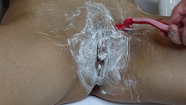 Hairy pussy shaving close up! Intimate haircut!