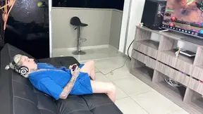 Katty Blake seduces gamer boyfriend, makes him drink her cum