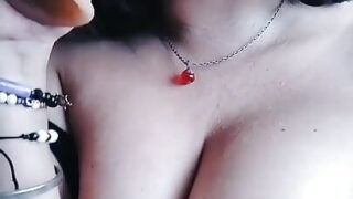 Une bombe colombienne se fait baiser le cul en solo