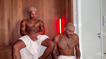 PEGAÇÃO COM O NOVINHO PAUZUDO NA SAUNA.