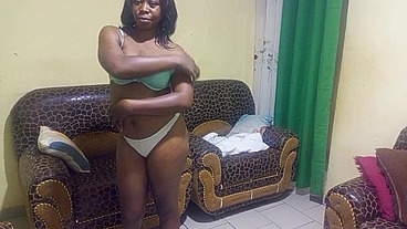 J'ai accepté de partager mon appartement avec ma timide sœur du village et quelques chose d'inattendu s'est produit cette soirée la...