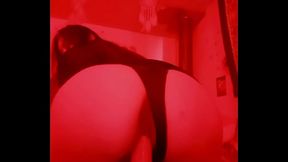 Putita montando su juguetito