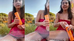 apres la plage je me passe de la creme en public