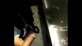 Policial bom de boca, no banheiro