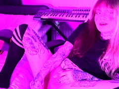 Cute amateur teen girl toying her pussy in bed on cam