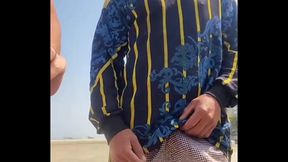 Ruiva putona fica na praia fazendo putaria com seu amigo novinho e vem pra casa querendo dar o cuzinho e levar gozada na cara
