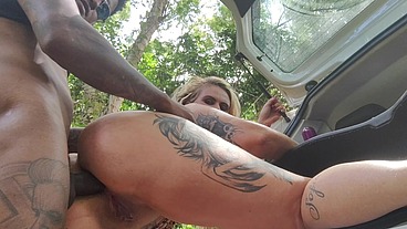 Sexo selvagem em público, O turista na floresta fode o cuzinho da Tiffany com força com sua anaconda enorme deixou toda arrombada ao extreme somente 100 % anal