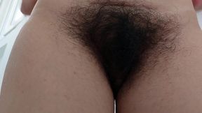 Figa pelosa dal culo grosso e mamma bruna sexy. Calda latina con la figa pelosa, grandi tette