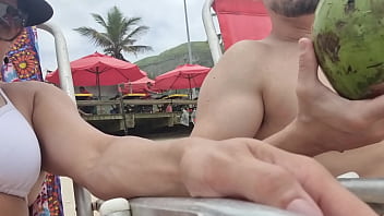 Encontrei a vizinha no r&eacute_veillon na praia