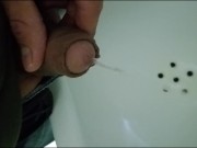 pissing desesperado en baño publico, casi me pillan primer plano, gay sumiso