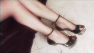 Asia D'Argento, aux formes généreuses, participe à une orgie anale hardcore.